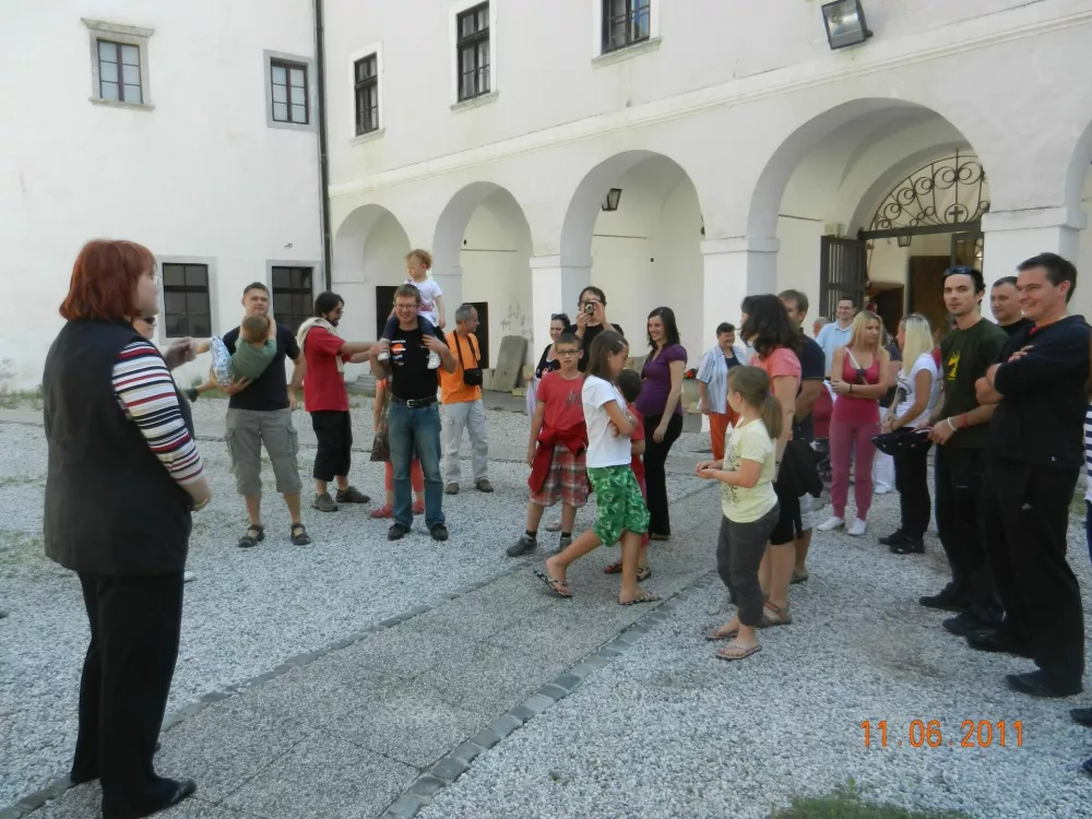 Letno srečanje v Listu zmeraj vključuje tudi kulturno noto. Junija letos so skupaj z družinskimi člani obiskali samostan v Stični" / Foto: Arhiv Lista