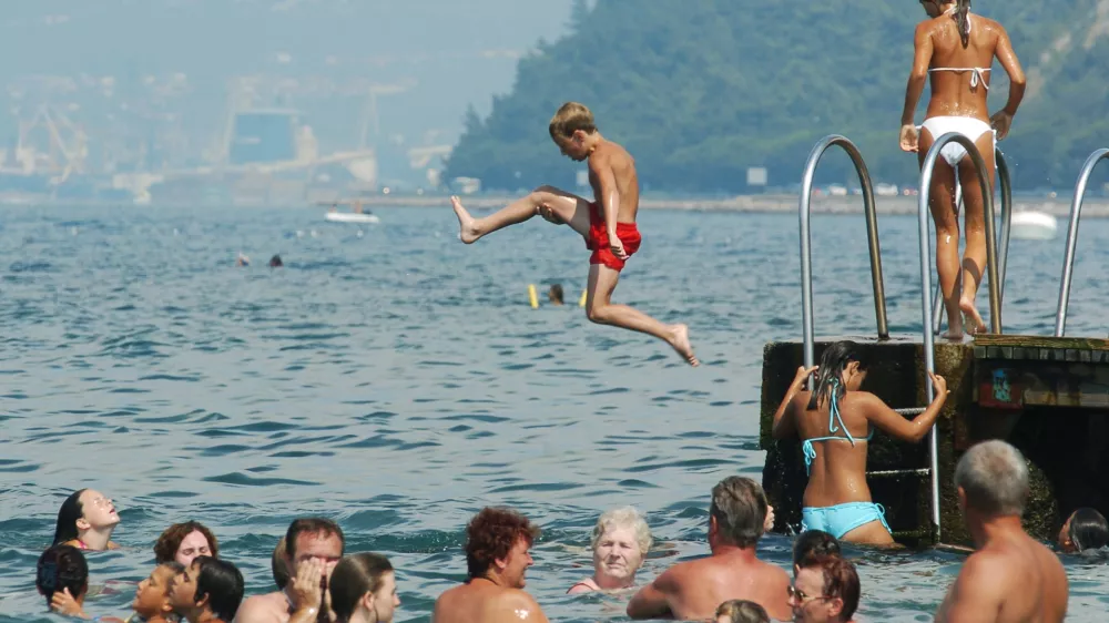 Izola - Izolska plaža -kopalci - kopanje - ,  // FOTO: Jaka AdamičOPOMBA: ZA OBJAVO V ČASOPISU DNEVNIK