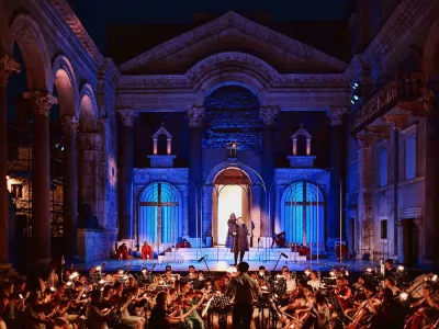 Verdijevo opero Don Carlo v produkciji HNK Split je na uglednem festivalu 72. Splitsko poletje dirigiral slovenski dirigent in umetni&scaron;ki direktor Opere SNG Maribor Simon Krečič ter za glasbeno vodstvo prejel nagrado judita. Foto: HNK Split