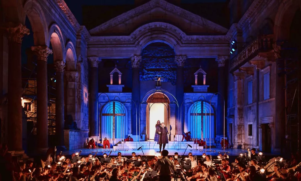 Verdijevo opero Don Carlo v produkciji HNK Split je na uglednem festivalu 72. Splitsko poletje dirigiral slovenski dirigent in umetni&scaron;ki direktor Opere SNG Maribor Simon Krečič ter za glasbeno vodstvo prejel nagrado judita. Foto: HNK Split