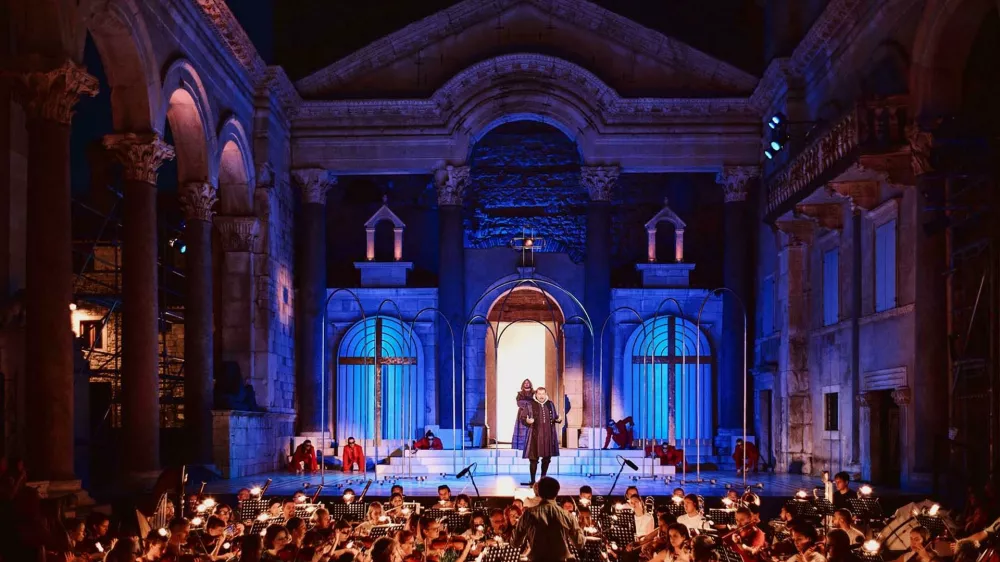 Verdijevo opero Don Carlo v produkciji HNK Split je na uglednem festivalu 72. Splitsko poletje dirigiral slovenski dirigent in umetni&scaron;ki direktor Opere SNG Maribor Simon Krečič ter za glasbeno vodstvo prejel nagrado judita. Foto: HNK Split