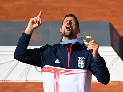 04 August 2024, France, Paris: Serbia's gold medallist Novak Djokovic celebrates during the medal ceremony of the tennis competition at Roland-Garros Stadium, during the Paris 2024 Olympics Games. Photo: Marijan Murat/dpa