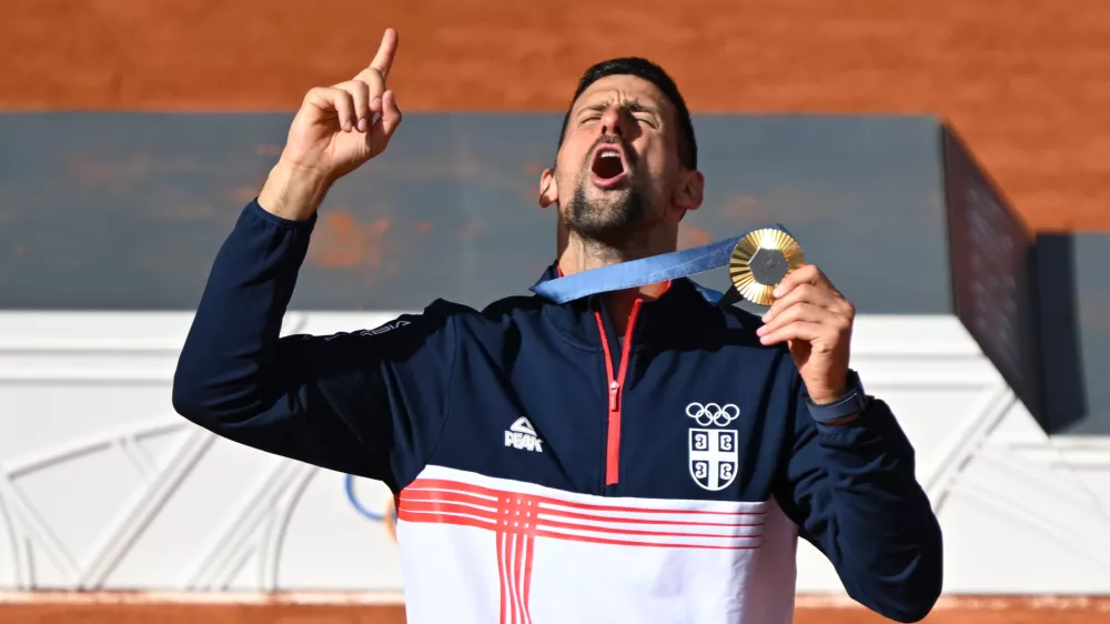 04 August 2024, France, Paris: Serbia's gold medallist Novak Djokovic celebrates during the medal ceremony of the tennis competition at Roland-Garros Stadium, during the Paris 2024 Olympics Games. Photo: Marijan Murat/dpa