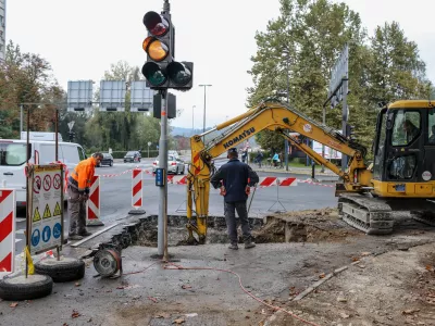 - 14.10.2016 - prometni zastoj v Ljubljani - Kajuhova ulica na odseku med Zalo&scaron;ko in Letali&scaron;ko cesto - obnova - prenova ceste - obnovitvena dela     //FOTO: Bojan Velikonja