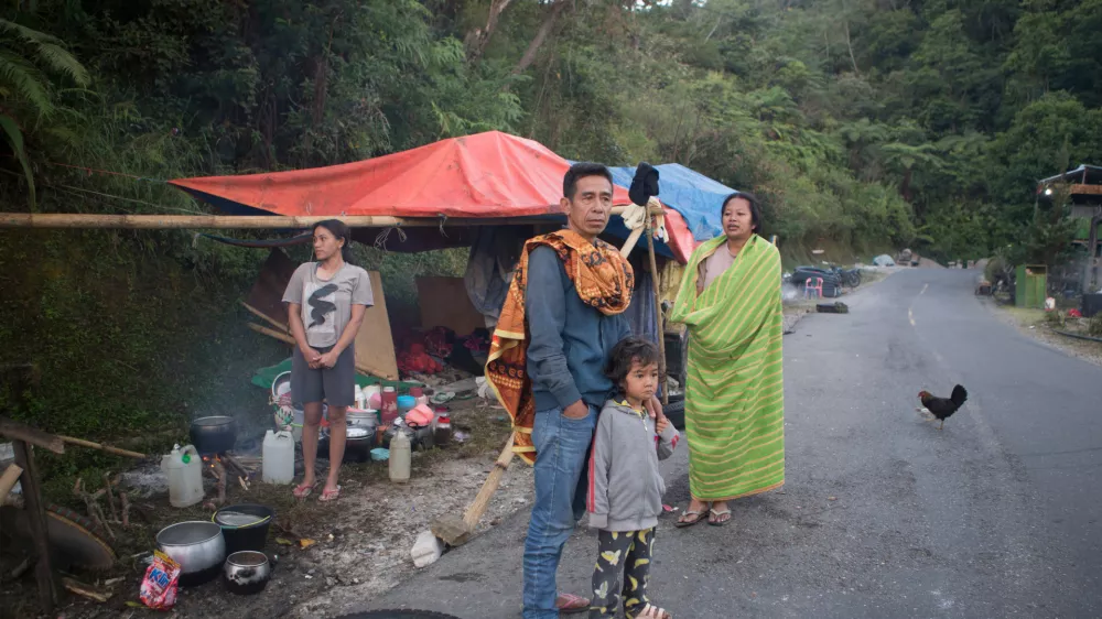People take shelter in makeshift tent amid fears of aftershocks, following an earthquake in Reo, East Nusa Tenggara province, Indonesia, Monday, Aug. 17, 2026. (AP Photo/Firdia Lisnawati)