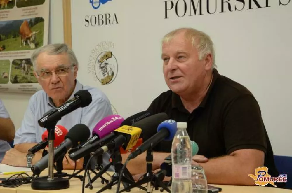 Marjan &Scaron;pur je bil v preteklostil med drugim strokovni tajnik slovenske zveze rejcev govedi lisaste pasme in podpredsednik evropske zveze rejcev lisaste pasme, na vsakoletnem kmetijskem sejmu Agra v Gornji Radgoni pa strokovni sodelavec pri organizaciji razstav živali. F Pomurski sejem 