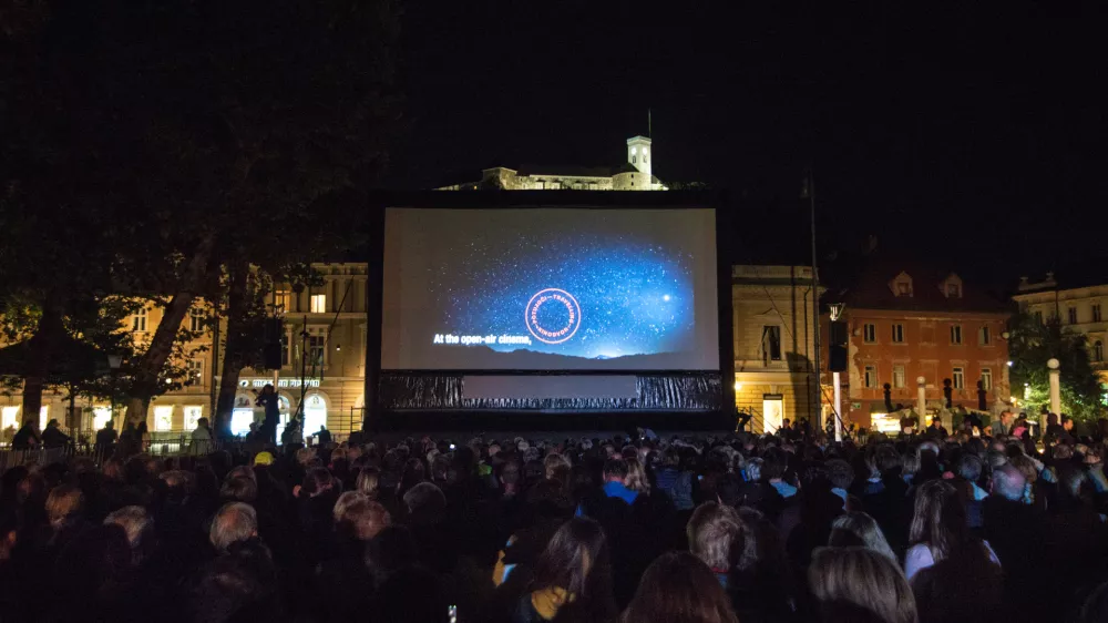Letni kino Kongresni trg, Kinodvor
