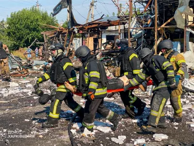 SENSITIVE MATERIAL. THIS IMAGE MAY OFFEND OR DISTURB Rescuers carry a person injured during Russian drone strikes in the town of Pechenihy, amid Russia's attack on Ukraine in Kharkiv region, Ukraine August 18, 2026. Press service of the State Emergency Service of Ukraine in Kharkiv region/Handout via REUTERS ATTENTION EDITORS - THIS IMAGE HAS BEEN SUPPLIED BY A THIRD PARTY. DO NOT OBSCURE LOGO. BEST QUALITY AVAILABLE.