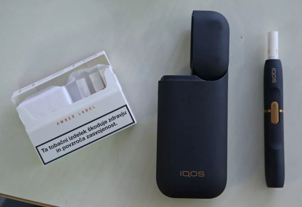 - 31.01.2018 - elektronski cigaret - naprava za kajenje na segreti zrak IQOS - tobačnega giganta Philip Morrris, tobačni izdelek//FOTO: Tomaž Skale