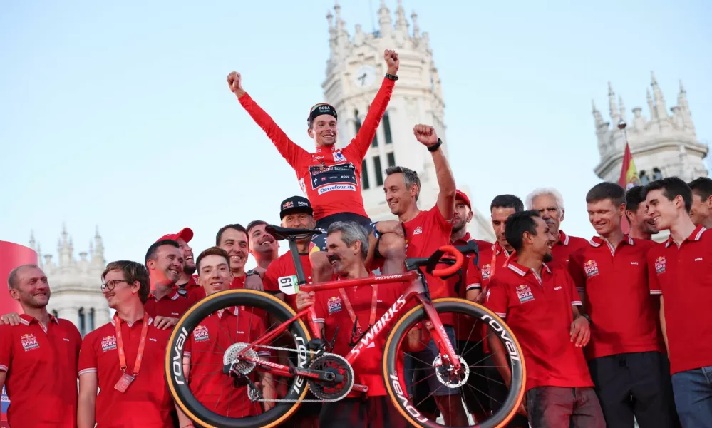 Cycling - Vuelta a Espana - Stage 21 - Madrid to Madrid - Spain - September 8, 2024 Red Bull - Bora - Hansgrohe's Primoz Roglic celebrates with his team and bike after winning the Vuelta a Espana REUTERS/Isabel Infantes