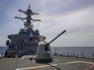 Arleigh Burke-class guided-missile destroyer USS Benfold (DDG 65), forward-deployed to the U.S. 7th Fleet area of operations, conducts underway operations in the South China Sea, July 19, 2022. U.S. Navy/Handout via REUTERS ATTENTION EDITORS - THIS IMAGE WAS PROVIDED BY A THIRD PARTY.