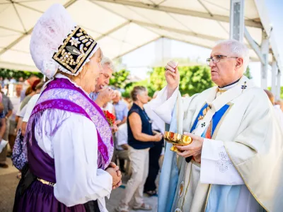 Brezje, bazilika Marije Pomagaj.Osrednja praznicna masa ob prazniku Marijinega vnebovzetja, ki jo je daroval ljubljanski nadskof metropolit Stanislav Zore. Med maso so s posebno molitvijo obnovili izrocitev slovenskega naroda Materi Bozji.