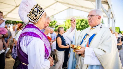 Brezje, bazilika Marije Pomagaj.Osrednja praznicna masa ob prazniku Marijinega vnebovzetja, ki jo je daroval ljubljanski nadskof metropolit Stanislav Zore. Med maso so s posebno molitvijo obnovili izrocitev slovenskega naroda Materi Bozji.