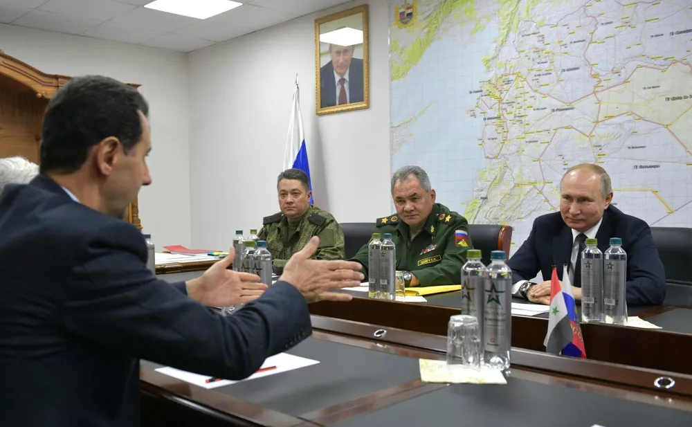 General Čajko (levo), z Vkladimirjem Putinom (skrajno desno) in Ba&scaron;ar al Asad (obrnjen s hrbtom).