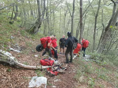 Mladeniča sta si izmislila po&scaron;kodbo, saj sta želela leteti s helikopterjem. A sta se u&scaron;tela - ponju so namreč pri&scaron;li pe&scaron;. 