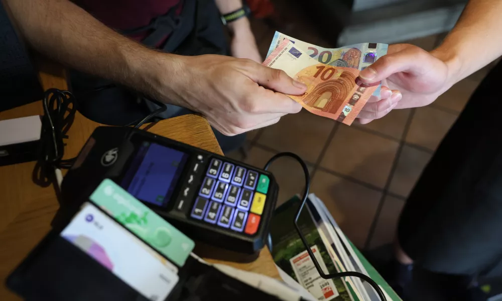 Več bankomatov in brezplačni računi: banke žugajo z ustavno presojo