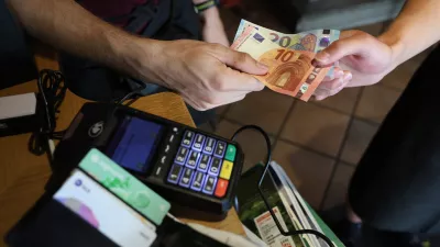 Več bankomatov in brezplačni računi: banke žugajo z ustavno presojo