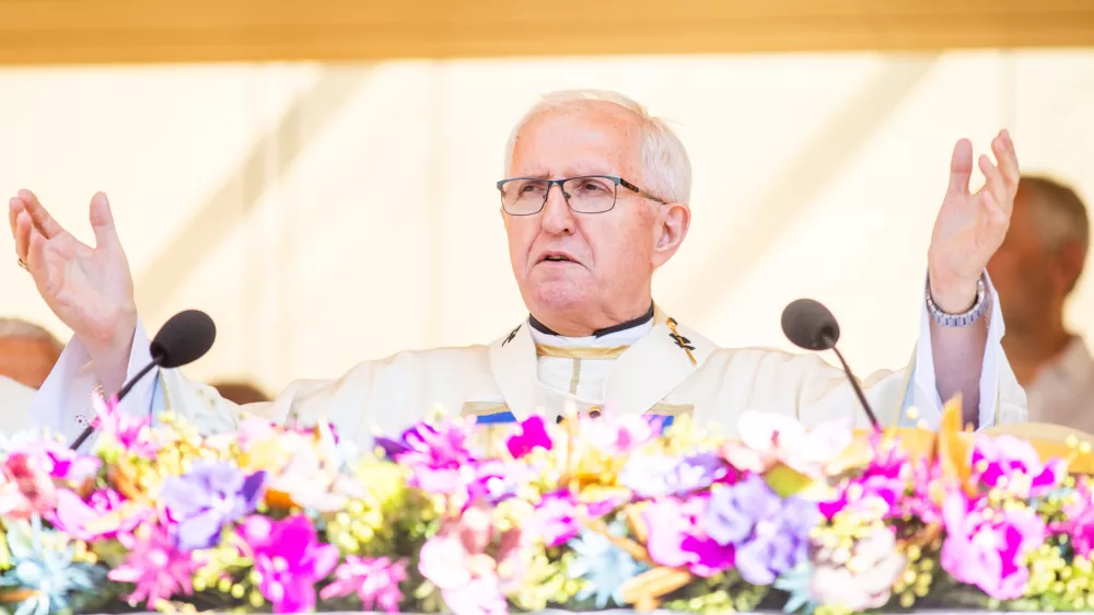 Brezje, bazilika Marije Pomagaj.Osrednja praznicna masa ob prazniku Marijinega vnebovzetja, ki jo je daroval ljubljanski nadskof metropolit Stanislav Zore. Med maso so s posebno molitvijo obnovili izrocitev slovenskega naroda Materi Bozji.