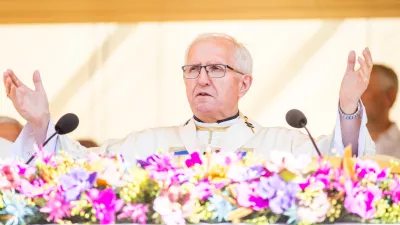 Brezje, bazilika Marije Pomagaj.Osrednja praznicna masa ob prazniku Marijinega vnebovzetja, ki jo je daroval ljubljanski nadskof metropolit Stanislav Zore. Med maso so s posebno molitvijo obnovili izrocitev slovenskega naroda Materi Bozji.
