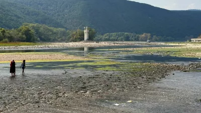 Due to low water level people walk over stones, which are usually covered by the Rhine river near the "Binger Maeuseturm" (Bingen Mouse Tower), Bingen, Germany, August 16, 2026, during prolonged dry weather across Europe that causes massive consequences for German industry.  REUTERS/Ilona Wissenbach   TPX IMAGES OF THE DAY / Foto: Ilona Wissenbach