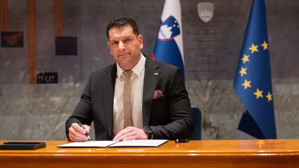 Ljubljana, DZ.Predsednik DZ Zoran Stevanovic podpisal odlok o razpisu rednih volitev v obcinske svete in redne volitve zupanov.
