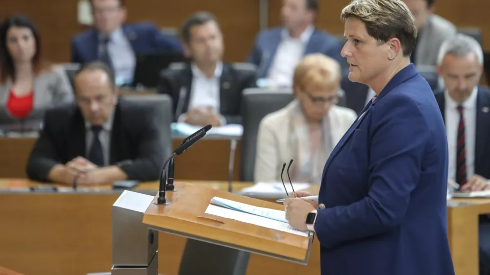 vodja poslanske skupine SDS Jelka Godec- 25.05.2022 &ndash; izredna seja DZ, na kateri bodo glasovali o kandidatu za mandatarja, dr. Robertu Golobu in razrezu delovnih teles DZ/FOTO: Jaka Gasar