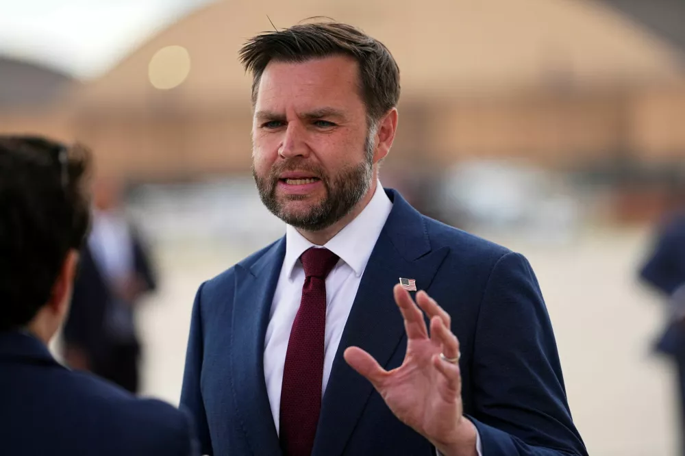 U.S. Vice President JD Vance speaks with the media as he arrives at Joint Base Andrews, Maryland, U.S., May 28, 2026. Matt Rourke/Pool via REUTERS / Foto: Matt Rourke