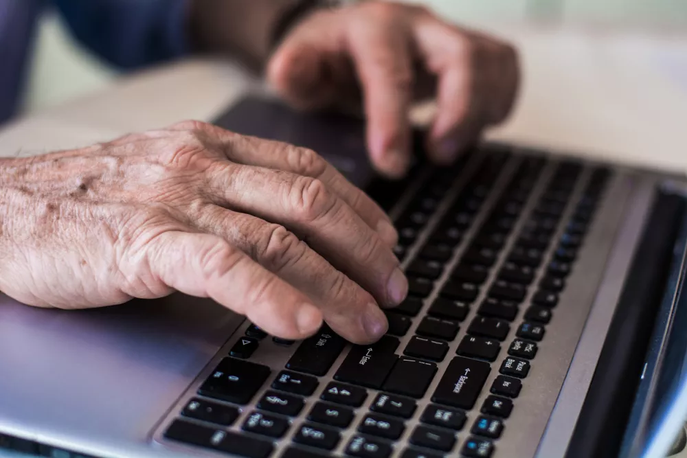 Old hands on the keyboard / Foto: Nemanjamiscevic Getty Images/istockphoto