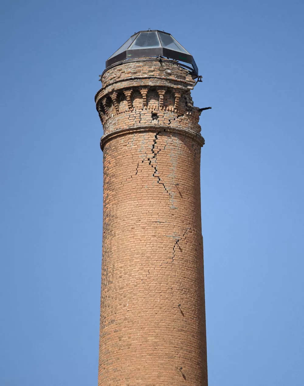 Cracks on a damaged tower in the aftermath of an earthquake that struck southern Spain, in Granada, Spain, August 18, 2026. REUTERS/Fermin Rodriguez