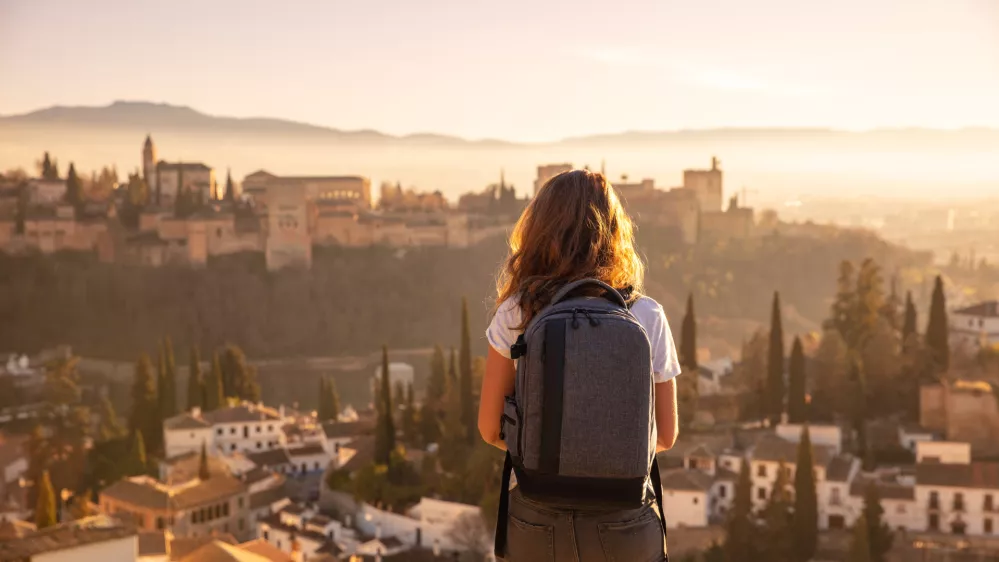 woman traveler in europa- Alhambra in Spain