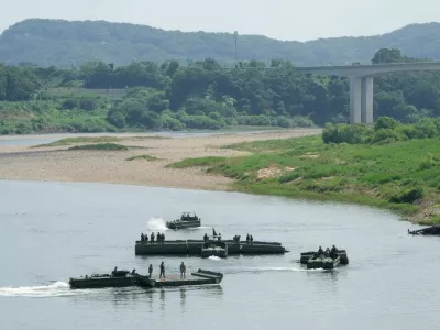 U.S. Army's soldiers conduct a training exercise on a river in Yeoncheon, South Korea, near the border with North Korea, Tuesday, Aug. 18, 2026. (AP Photo/Ahn Young-joon)
