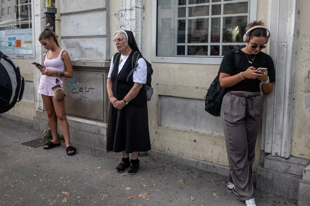 Nuna - mladi - cerkev - vera - simbolična fotografija.8.2026 - Avtobusna postaja Ljubljana - Reportaža pred zaprtjem postaje, ki deluje že od leta 1961 na Trg osvobodilne fronte.Foto: Luka Cjuha / Foto: Luka Cjuha