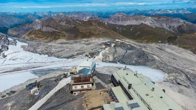 Pogled na Stelvio, kjer so bili običajno pogoji dovolj dobri tudi za poletno smuko. Slika je arhivska. / Foto: Istock