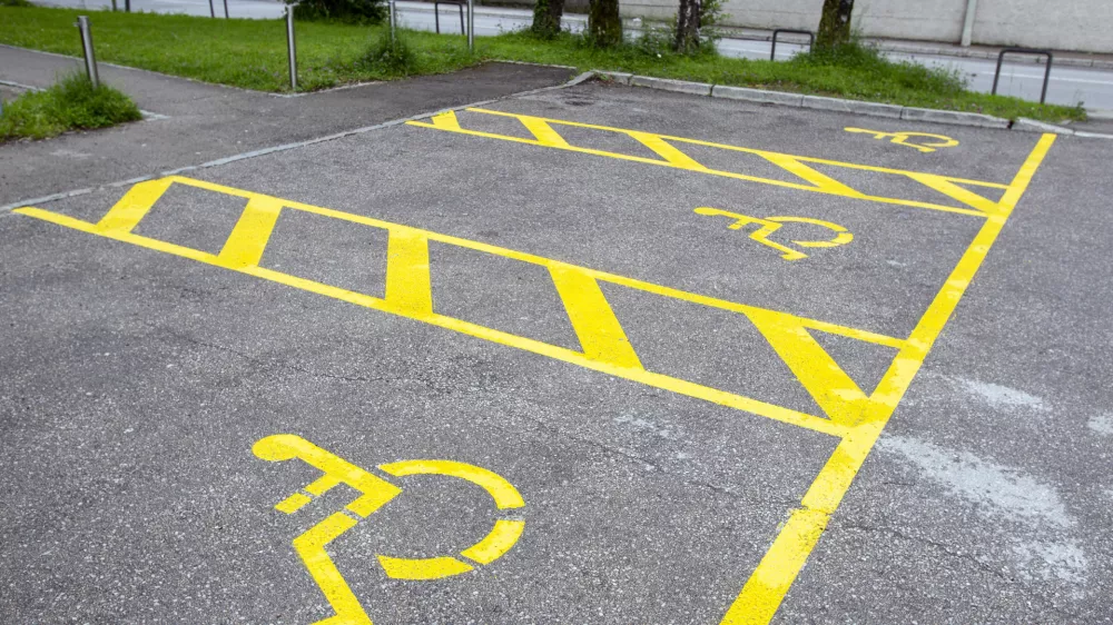 - 28.05.2019 - parkirno mesto za invalide - parkiri&scaron;če invalidi &ndash; parkiranje //FOTO: Matjaž Ru&scaron;t