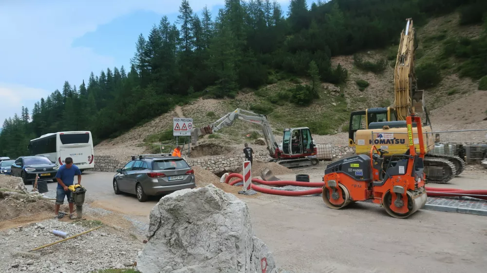 Vr&scaron;ič, gorski prelaz, gradnja parkiri&scaron;č. Foto: Tatjana Pihlar 