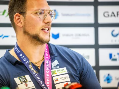 Ljubljana, sedez Atletske zveze Slovenije.Novinarska konferenca slovenske atletske reprezentance na celu s Kristjanom Cehom po vrnitvi z EP v Birminghamu.Slovenski atlet Kristjan Ceh.
