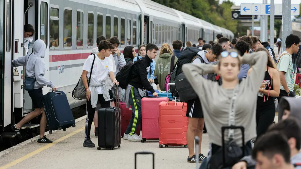 08.07.2022., Split - Brzi vlak iz Osijeka s dvadeset minuta zakasnjenja stigao je na splitski zeljeznicki kolodvor. Photo: Miroslav Lelas/PIXSELL / Foto: Miroslav Lelas/pixsell