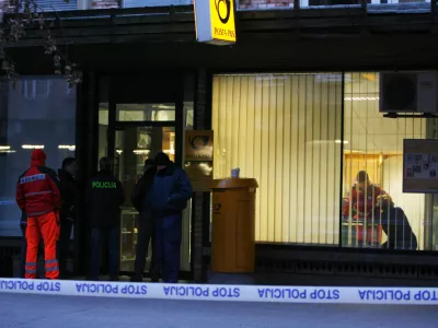 Po&scaron;ta - Rimska cesta - rop po&scaron;te v Ljubljani, v katero sta vstopila neznanca in z grožnjo s pi&scaron;tolo od uslužbencev zahtevala denar s katerim sta pobegnila neznano kam v smeri Sloovenske ceste - med ropom k sreči ni bil nihče telesno po&scaron;kodovan/FOTO: Bojan Velikonja