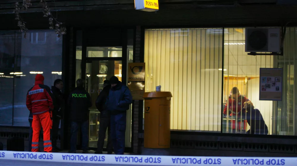Po&scaron;ta - Rimska cesta - rop po&scaron;te v Ljubljani, v katero sta vstopila neznanca in z grožnjo s pi&scaron;tolo od uslužbencev zahtevala denar s katerim sta pobegnila neznano kam v smeri Sloovenske ceste - med ropom k sreči ni bil nihče telesno po&scaron;kodovan/FOTO: Bojan Velikonja