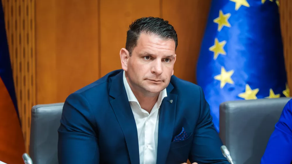 Ljubljana, DZ.Seja kolegija predsednika DZ, na kateri so se dogovorili o sklicu izredne seje DZ ter obravnavali predlog o dopolnitvah zakona o praznikih in dela prostih dnevih po skrajsanem postopku.Predsednik DZ Zoran Stevanovic.