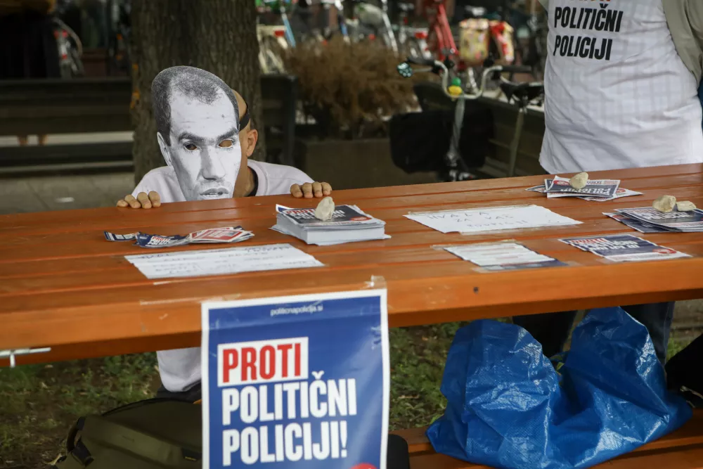 Janez Jan&scaron;a - maska15.6.2026 - Protestna akcija - Prva javna preiskava politične policije. Podpis proti politični policijiFoto: Luka Cjuha
