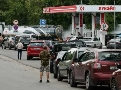 FILE PHOTO: Cars queue to refuel at a Lukoil fuel station amid fuel shortages following recent series of Ukrainian air attacks on oil refineries in Russian regions and further gasoline production cuts, in the course of the Russia-Ukraine conflict, in Moscow, Russia, August 17, 2026. REUTERS/Anastasia Barashkova/File Photo