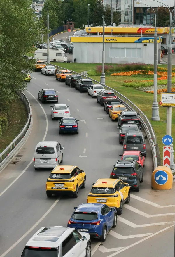 Cars queue to refuel at a Rosneft fuel station amid fuel shortages following recent series of Ukrainian air attacks on oil refineries in Russian regions and further gasoline production cuts, in the course of the Russia-Ukraine conflict, in Moscow, Russia, August 17, 2026. REUTERS/Anastasia Barashkova