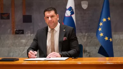 Ljubljana, DZ.Predsednik DZ Zoran Stevanovic podpisal odlok o razpisu rednih volitev v obcinske svete in redne volitve zupanov.