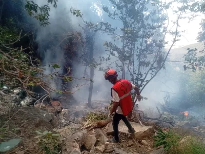 A rescue official works at the site of a tourist helicopter crash that caused multiple casualties, according to the police, in Samburu County, Kenya, August 19, 2026. Kenya Red Cross/Handout via REUTERS  THIS IMAGE HAS BEEN SUPPLIED BY A THIRD PARTY. NO RESALES. NO ARCHIVES. MANDATORY CREDIT.