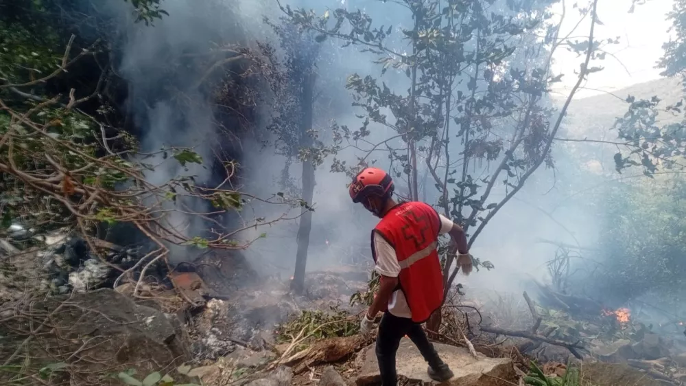 A rescue official works at the site of a tourist helicopter crash that caused multiple casualties, according to the police, in Samburu County, Kenya, August 19, 2026. Kenya Red Cross/Handout via REUTERS  THIS IMAGE HAS BEEN SUPPLIED BY A THIRD PARTY. NO RESALES. NO ARCHIVES. MANDATORY CREDIT.