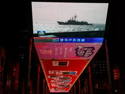 A giant screen shows a news report on China's "Justice Mission 2025" military drills around Taiwan, in Beijing, China December 30, 2025. REUTERS/Tingshu Wang / Foto: Tingshu Wang