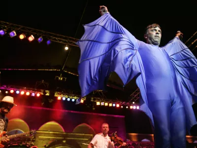 Dr. Nele Karajlic of "The No Smoking Orchestra" (R) performs with movie director and musician Emir Kusturica (L) during Beiteddine Festival in Beiteddine village, mount Lebanon July 18, 2009. REUTERS/Cynthia Karam (LEBANON ENTERTAINMENT) / Foto: &copy; Cynthia Karam / Reuters