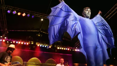 Dr. Nele Karajlic of "The No Smoking Orchestra" (R) performs with movie director and musician Emir Kusturica (L) during Beiteddine Festival in Beiteddine village, mount Lebanon July 18, 2009. REUTERS/Cynthia Karam (LEBANON ENTERTAINMENT) / Foto: &copy; Cynthia Karam / Reuters