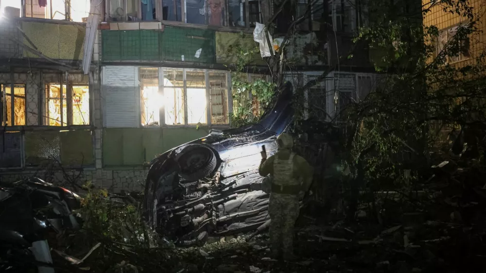 A police officer inspects a site of an apartment building hit by a Russian missile strike, amid Russia's attack on Ukraine, in Kyiv, Ukraine August 20, 2026. REUTERS/Anatolii Stepanov